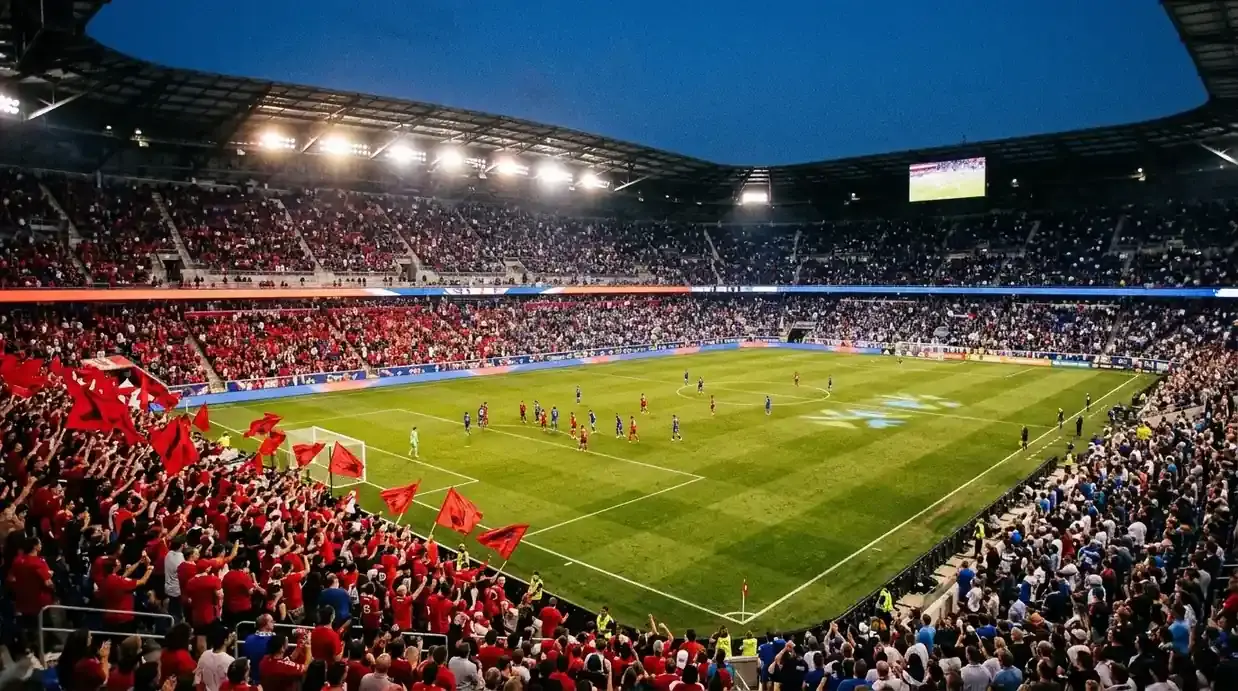 Stadio americano di sera con luci che illuminano il campo, due contendenti schierati prima del fischio d'inizio di un quarto di finale