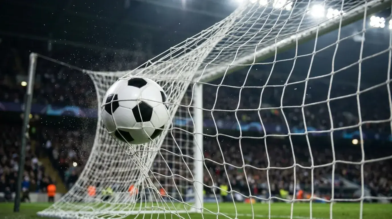 Dettaglio di un pallone che entra in porta con la rete che si gonfia, simbolo della corsa al capocannoniere