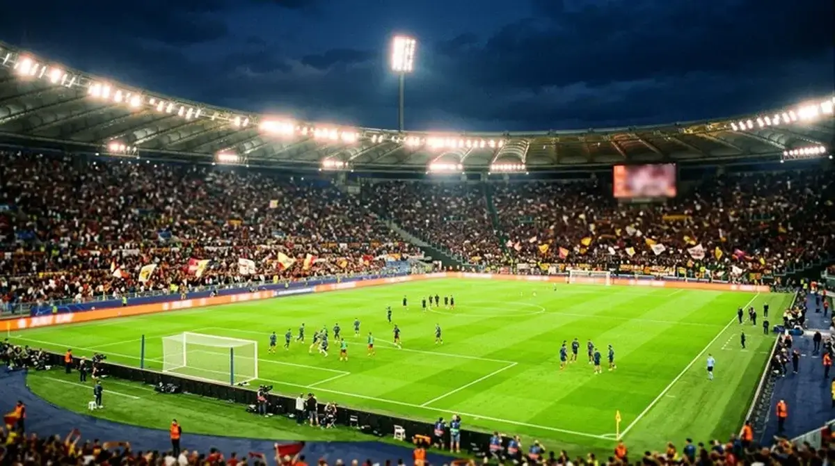 Stadio del Mondiale 2026 illuminato in notturna prima del match, terreno verde e tribune gremite