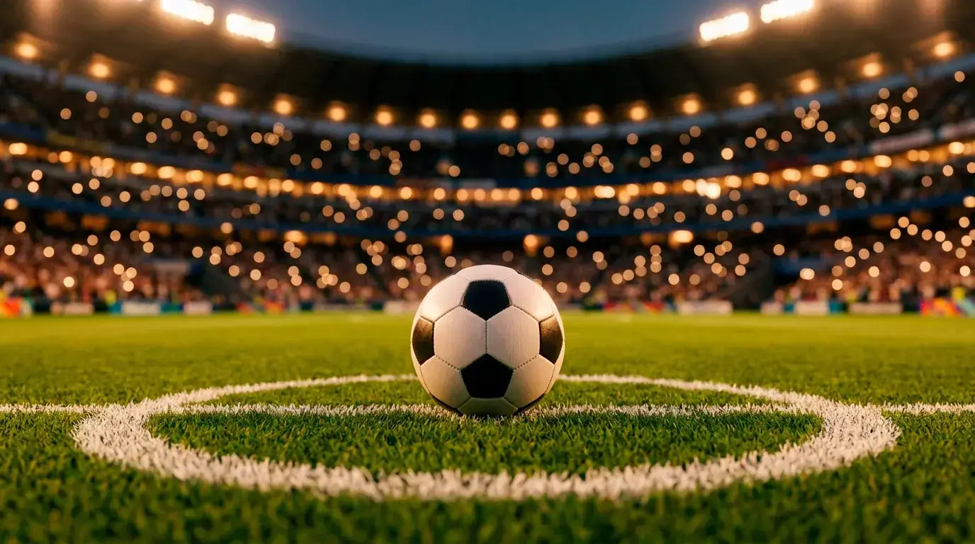 Pallone del Mondiale 2026 al centro di un campo illuminato prima delle partite della giornata