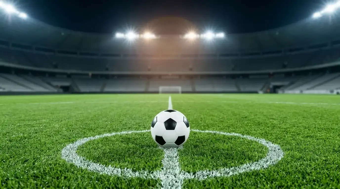 Pallone del Mondiale 2026 al centro di un campo illuminato prima delle partite della giornata