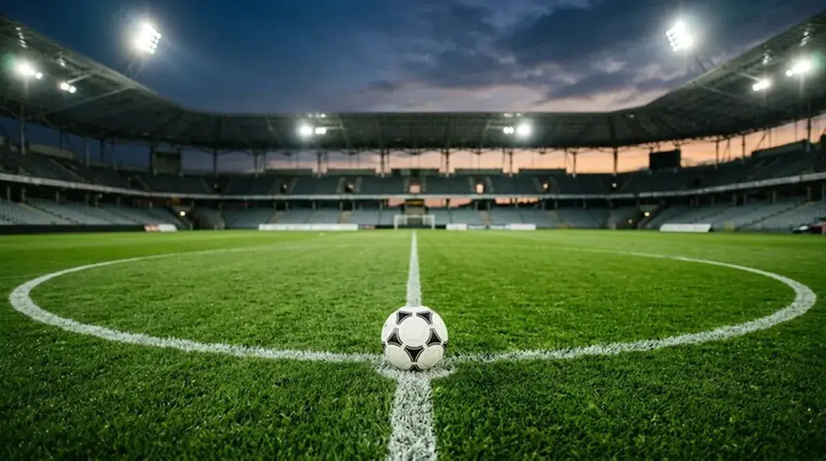 Pallone del Mondiale 2026 al centro del campo illuminato prima delle partite dei sedicesimi