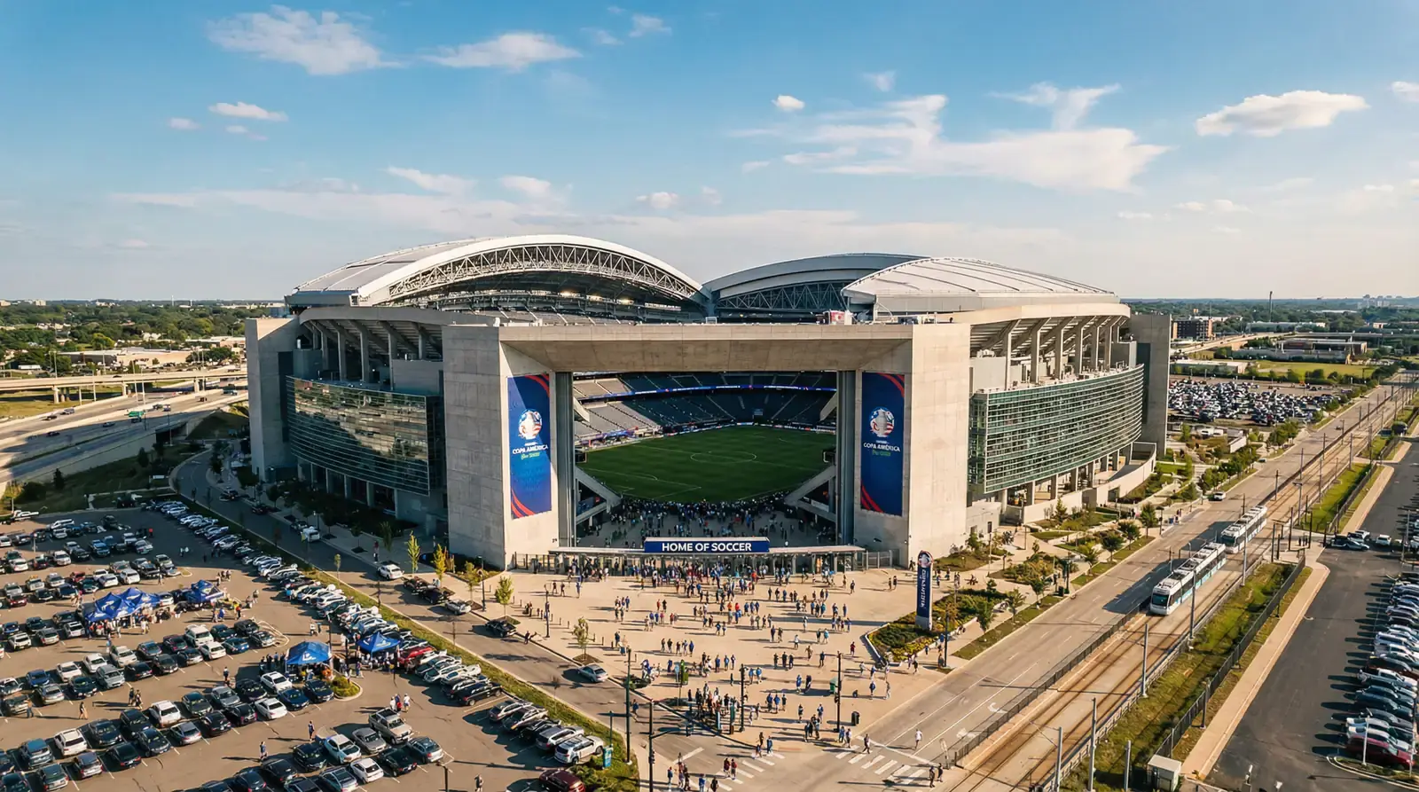 Stadio moderno nordamericano allestito per una partita di calcio con il campo verde e la struttura imponente
