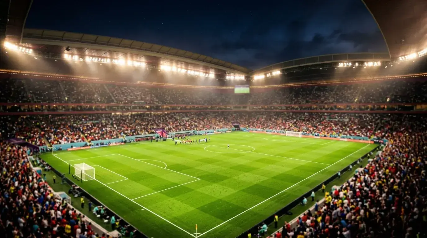 Stadio del Mondiale 2026 illuminato in notturna prima del fischio d'inizio, terreno verde sotto i riflettori